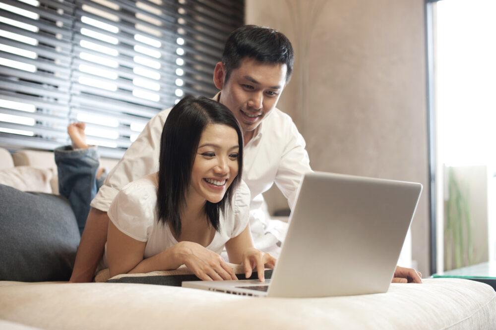  Smiling couple on computer